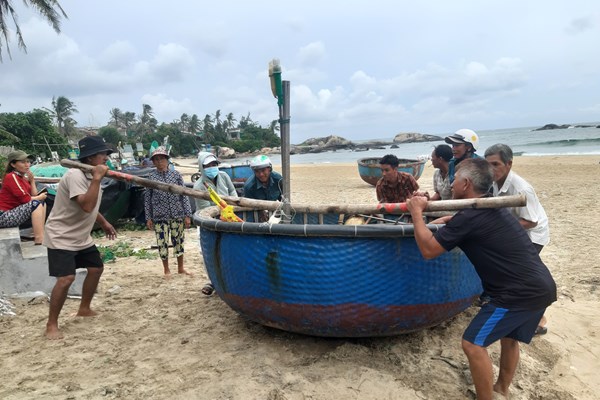 Bình Định: Các lực lượng vũ trang, dân quân, thanh niên giúp ngư dân “chạy bão” - Anh 7