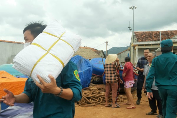 Bình Định: Các lực lượng vũ trang, dân quân, thanh niên giúp ngư dân “chạy bão” - Anh 10