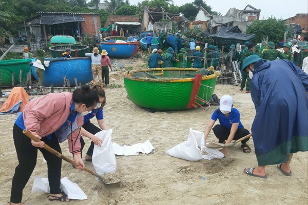 Bình Định: Các lực lượng vũ trang, dân quân, thanh niên giúp ngư dân “chạy bão” - Anh 11