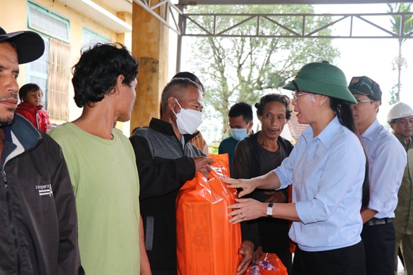 Quảng Ngãi: Thăm, động viên các hộ dân di dời tránh bão ở huyện miền núi Trà Bồng - Anh 2