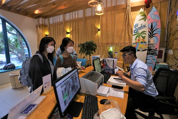 Đà Nẵng: Nhiều khách sạn đón người dân vào ăn ở miễn phí để tránh bão Noru - Anh 1