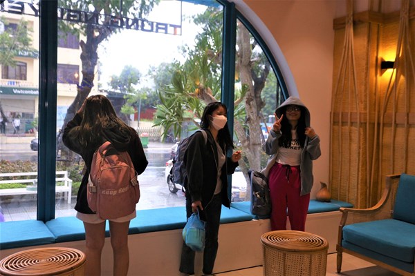 Đà Nẵng: Nhiều khách sạn đón người dân vào ăn ở miễn phí để tránh bão Noru - Anh 2