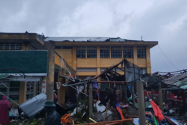 Quảng Trị: Lốc xoáy khiến hàng trăm nhà dân bị tốc mái, đưa người dân ở trên đảo Cồn Cỏ xuống hầm trú ẩn - Anh 1