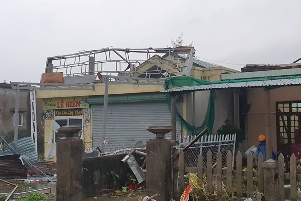 Quảng Trị: Lốc xoáy khiến hàng trăm nhà dân bị tốc mái, đưa người dân ở trên đảo Cồn Cỏ xuống hầm trú ẩn - Anh 2