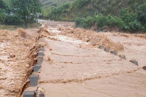 Kon Tum: Nhiều tuyến đường bị sạt lở, chia cắt do ảnh hưởng cơn bão Noru - Anh 2
