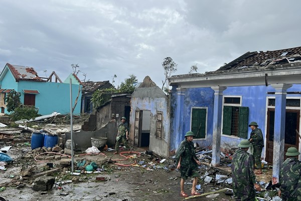 Gần 2.680 nhà dân bị sập, hư hại, tốc mái sau bão số 4 - Anh 1