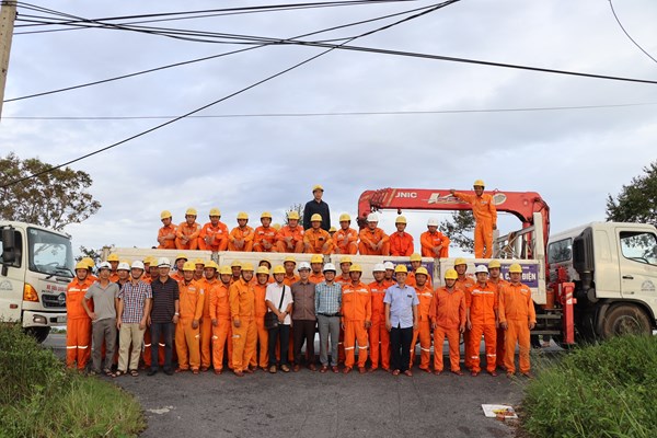 Điện lực Quảng Bình hỗ trợ Quảng Nam khắc phục lưới điện - Anh 1