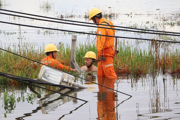 Điện lực Quảng Bình hỗ trợ Quảng Nam khắc phục lưới điện - Anh 6