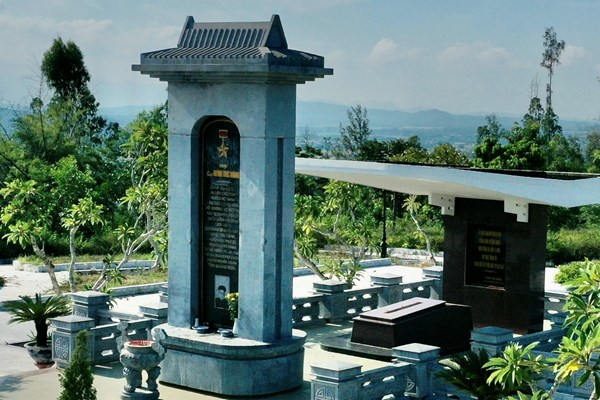 Dâng hương tưởng niệm 146 năm ngày sinh cụ Huỳnh Thúc Kháng - Anh 3