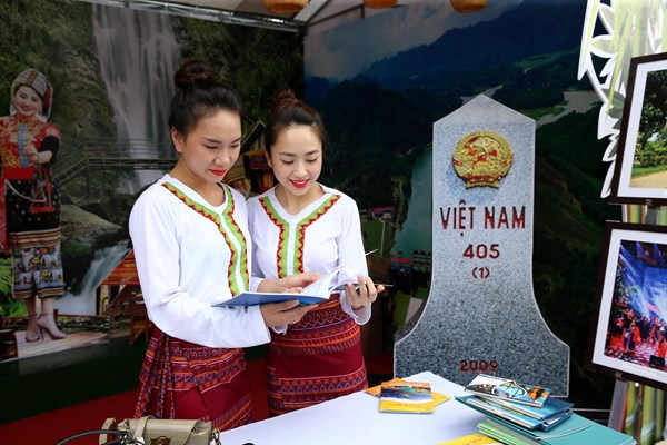 Đoàn đại biểu Việt Nam – Lào dâng hương hoa tưởng niệm các Anh hùng liệt sĩ - Anh 23