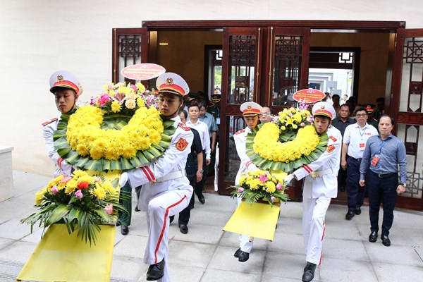 Đoàn đại biểu Việt Nam – Lào dâng hương hoa tưởng niệm các Anh hùng liệt sĩ - Anh 1
