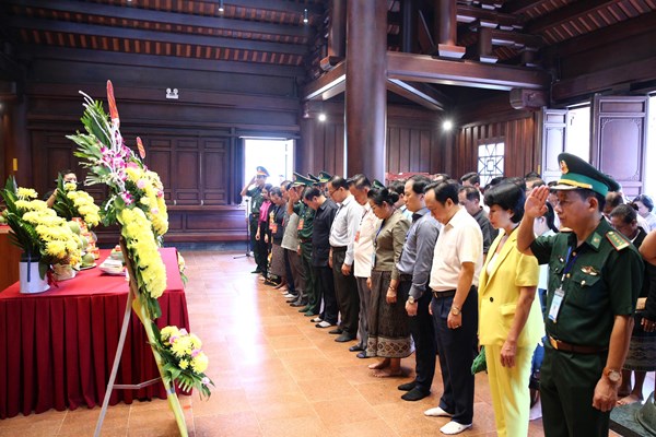 Đoàn đại biểu Việt Nam – Lào dâng hương hoa tưởng niệm các Anh hùng liệt sĩ - Anh 2