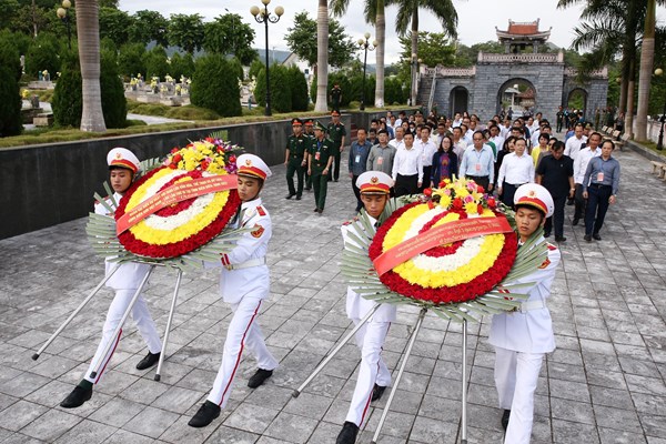 Đoàn đại biểu Việt Nam – Lào dâng hương hoa tưởng niệm các Anh hùng liệt sĩ - Anh 3