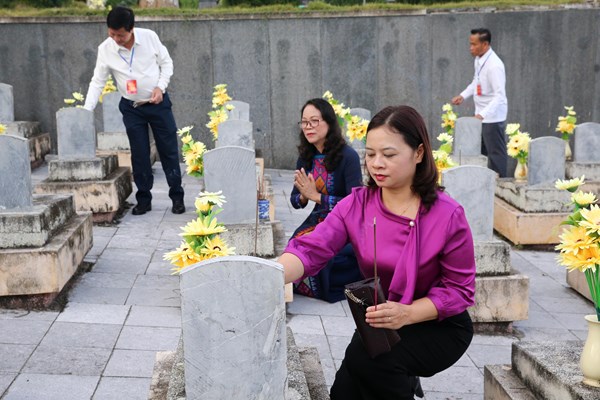 Đoàn đại biểu Việt Nam – Lào dâng hương hoa tưởng niệm các Anh hùng liệt sĩ - Anh 7