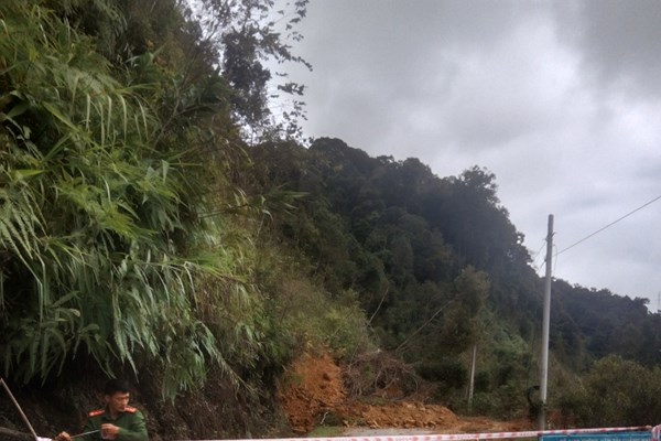 Sạt lở đất, 4 xã miền núi ở Quảng Nam bị cô lập - Anh 1