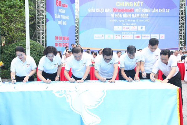 Nhà vô địch SEA Games 31 Nguyễn Thị Oanh về nhất tại Giải chạy Báo Hà Nội mới - Anh 2