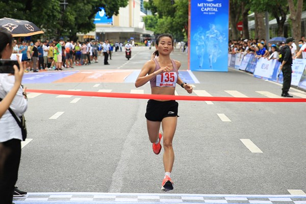 Nhà vô địch SEA Games 31 Nguyễn Thị Oanh về nhất tại Giải chạy Báo Hà Nội mới - Anh 1