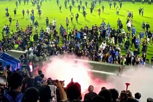 Indonesia: Bạo loạn trong trận bóng đá khiến 130 người thiệt mạng - Anh 1