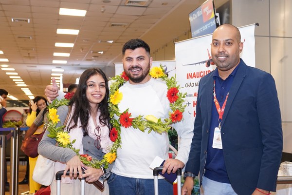 Tưng bừng chào đón du khách bay Vietjet từ Ahmedabad (Ấn Độ) đến với Việt Nam - Anh 2