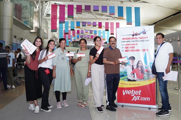 Tưng bừng chào đón du khách bay Vietjet từ Ahmedabad (Ấn Độ) đến với Việt Nam - Anh 4