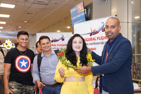 Tưng bừng chào đón du khách bay Vietjet từ Ahmedabad (Ấn Độ) đến với Việt Nam - Anh 3