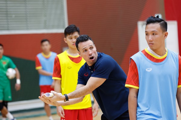 Tứ kết giải Futsal châu Á: Tuyển Việt Nam sẽ thi đấu nỗ lực hết mình trước Iran - Anh 1