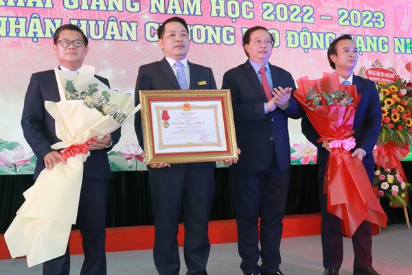 Trường Cao đẳng Du lịch Nha Trang đón nhận Huân chương lao động hạng Nhì - Anh 3