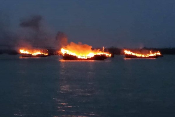 Quảng Nam: 3 tàu gỗ cùng 5 cano du lịch bốc cháy trong đêm - Anh 1