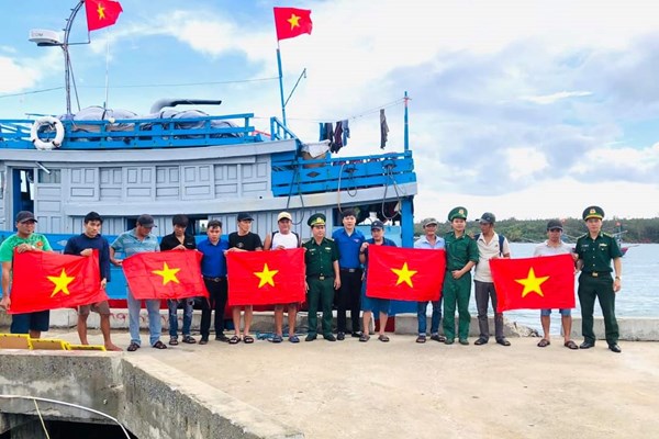 Quảng Ngãi: Trao tặng cờ Tổ quốc và ảnh Bác Hồ cho ngư dân - Anh 1
