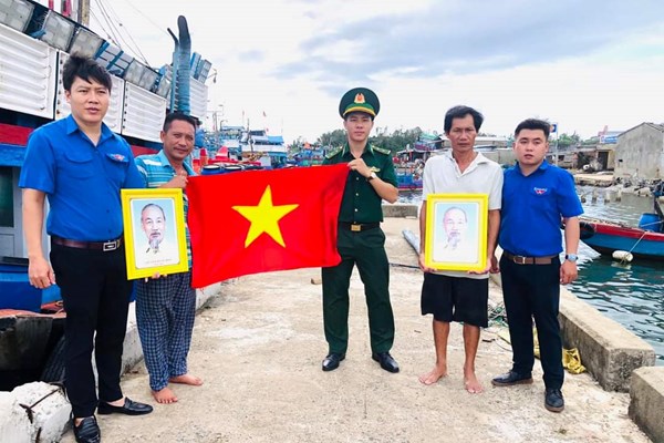Quảng Ngãi: Trao tặng cờ Tổ quốc và ảnh Bác Hồ cho ngư dân - Anh 3