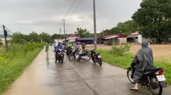 Phú Yên: Mưa lớn gây ngập nước, hơn 1.300 học sinh Tuy Hòa phải nghỉ học - Anh 1