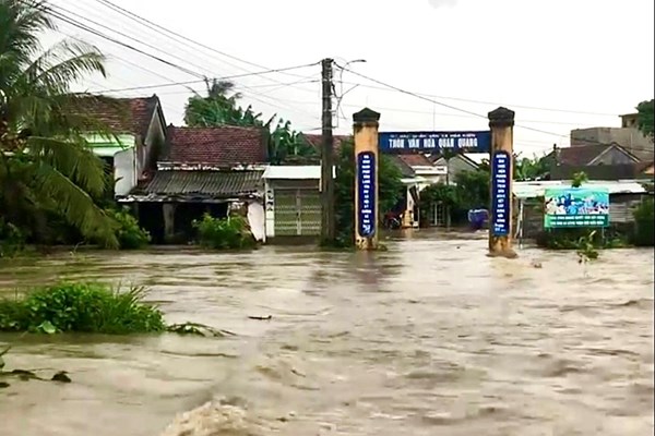 Phú Yên: Mưa lớn gây ngập nước, hơn 1.300 học sinh Tuy Hòa phải nghỉ học - Anh 2