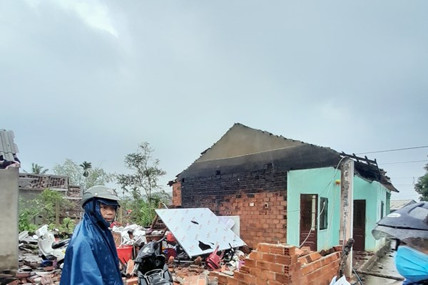 Quảng Ngãi: Lốc xoáy làm hàng chục nhà dân bị tốc mái - Anh 1