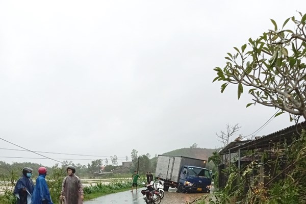 Quảng Ngãi: Lốc xoáy làm hàng chục nhà dân bị tốc mái - Anh 3