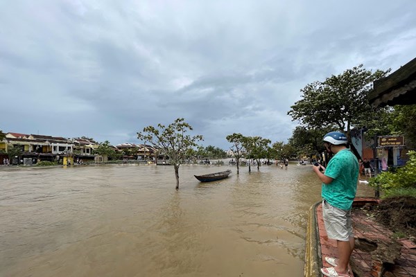 Quảng Nam: Lũ lên nhanh, nhiều nơi ngập sâu gần 2m - Anh 2