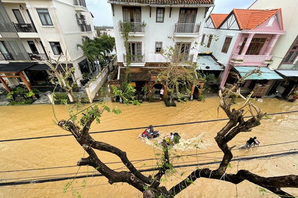 Quảng Nam: Lũ lên nhanh, nhiều nơi ngập sâu gần 2m - Anh 5