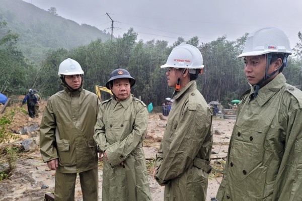 Chủ tịch tỉnh Quảng Ngãi đến hiện trường chỉ đạo cứu hộ vụ sạt lở thủy điện - Anh 1
