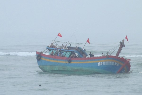 Cứu hộ tàu cá cùng 7 thuyền viên ở Quảng Bình gặp nạn trên biển - Anh 1