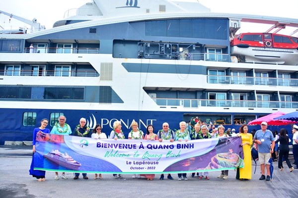 Quảng Bình: Lần đầu tiên đón tàu du lịch quốc tế 5 sao cập cảng Hòn La - Anh 1