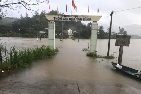 Phú Yên: Di dời hơn 300 hộ dân ở Đồng Xuân bị cô lập do nước lũ chia cắt - Anh 1