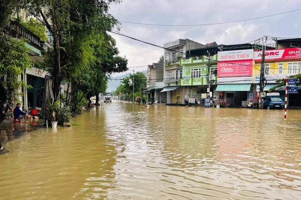 Phú Yên: Di dời hơn 300 hộ dân ở Đồng Xuân bị cô lập do nước lũ chia cắt - Anh 2