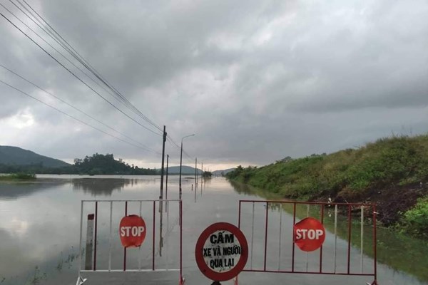 Phú Yên: Di dời hơn 300 hộ dân ở Đồng Xuân bị cô lập do nước lũ chia cắt - Anh 3