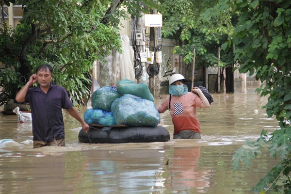 Bình Định: Mưa lớn ở Quy Nhơn, nhà dân chìm trong biển nước - Anh 2