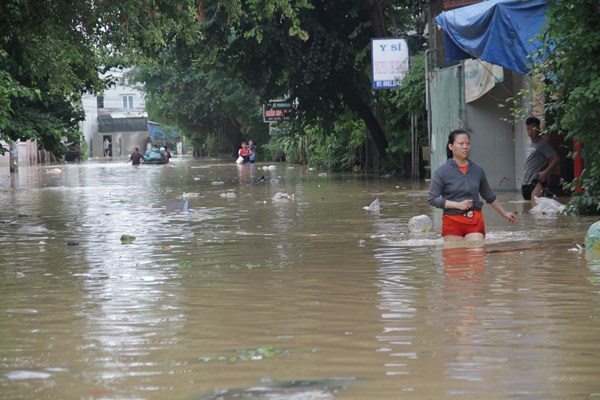 Bình Định: Mưa lớn ở Quy Nhơn, nhà dân chìm trong biển nước - Anh 3