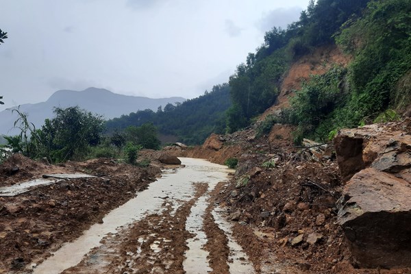 Quảng Nam: Khắc phục sạt lở, thông tuyến đường qua xã miền núi Quế Lâm - Anh 1