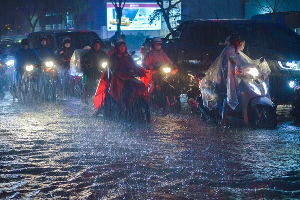 Đà Nẵng: Mưa lớn, nhiều tuyến đường ngập sâu - Anh 2