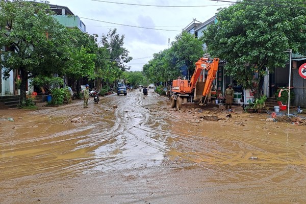 Đà Nẵng tan hoang, cả thành phố khẩn trương khắc phục thiệt hại sau mưa lũ - Anh 1