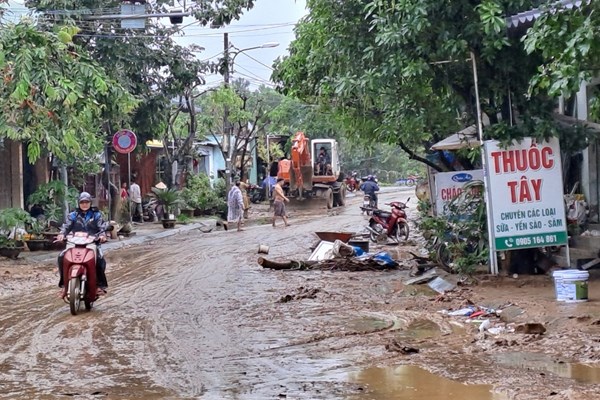 Đà Nẵng tan hoang, cả thành phố khẩn trương khắc phục thiệt hại sau mưa lũ - Anh 4