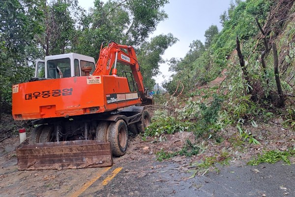 Đà Nẵng tan hoang, cả thành phố khẩn trương khắc phục thiệt hại sau mưa lũ - Anh 5