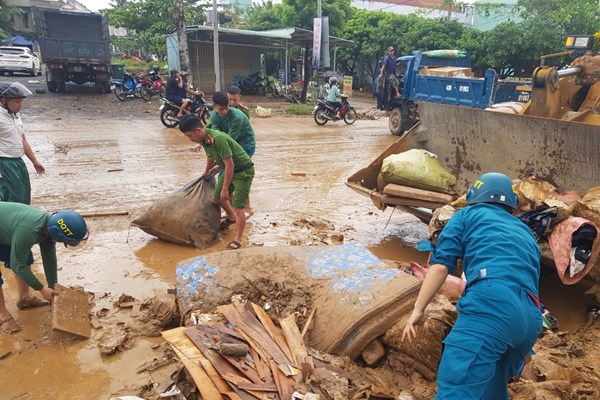 Đà Nẵng tan hoang, cả thành phố khẩn trương khắc phục thiệt hại sau mưa lũ - Anh 6